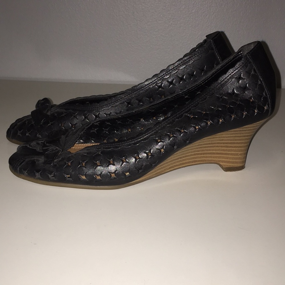 Black wedges